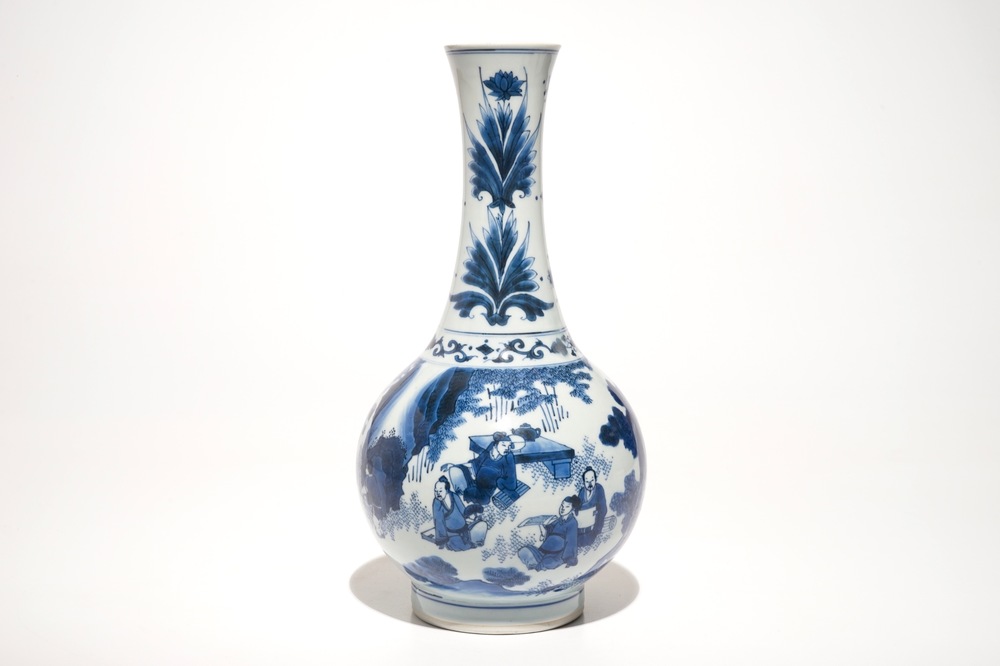 Un vase de forme bouteille en porcelaine de Chine bleu et blanc, &eacute;poque Transition